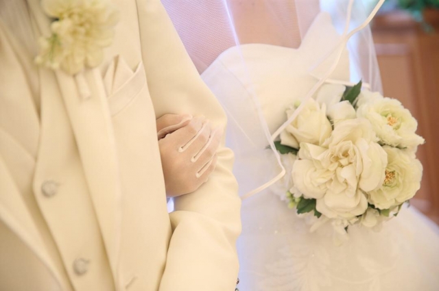 【最悪】いとこの結婚式で、親族紹介をしてるところで新婦妹が突然泣き出した！新婦妹『おねえちゃんごめんなさい』親「どうしたの！？」新郎『・・・・』新婦と新婦妹が倒れ救急車で運ばれた。