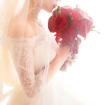 結婚式当日、ウェディングドレスに着替えて式場へ向かっていると正面から白いドレスの綺麗な子が。すれ違った瞬間…私の膝裏に強烈な蹴りを入れてきた。