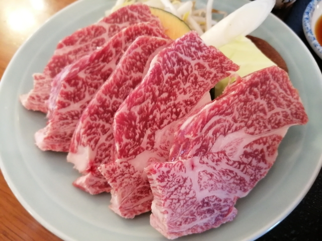 食事の時、食べる時になって私に仕事を言いつけるトメ。私が食べる頃には粗末なものしか残されていない。先日焼肉した時、  上肉を隠して席に着いた。→結果